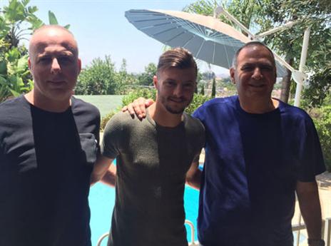 גבאי עם גלעד קצב ואשר אלון לאחר החתימה