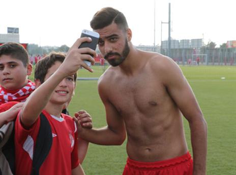 ספורי מצא זמן לסלפי (צילום: דני מרון)