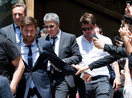 מסי ואביו. צפויים לקנס בלבד (getty)