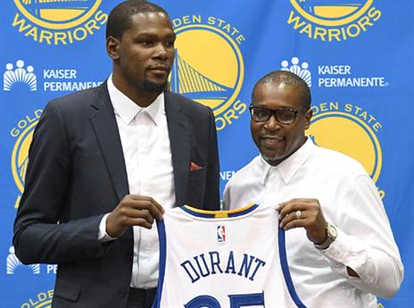 קווין ואביו בהצגתו בווריירס (getty)