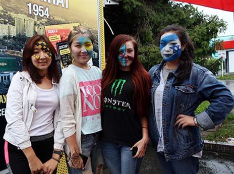 אוהדות קייראט נכנסו לאווירה (צילום: אודי ציטיאט)