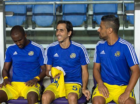 בניון מחוייך על הספסל (עודד קרני)