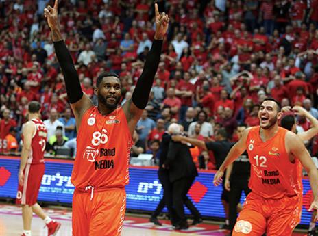 מונרו חוגג אליפות. מצא בית חדש (צילום: אלן שיבר)