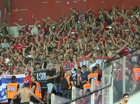 הקהל הבאר שבעי משתלט על האיצטדיון (אודי ציטיאט)