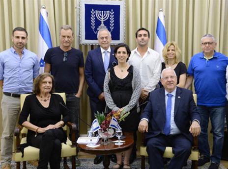 ריבלין עם חברי הוועדה (מארק ניימן/ לע"מ)