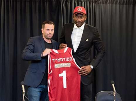 סטודמאייר עם אורי אלון והגופיה האדומה (Getty)