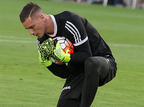 יעמוד בין הקורות מול היידוק. ראיקוביץ' (אלן שיבר)