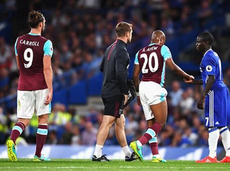 איויו נפצע ויורד מהדשא (Getty)