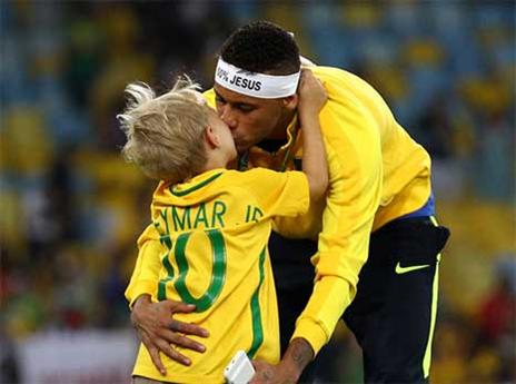 ניימאר חוגג עם בנו (Getty)