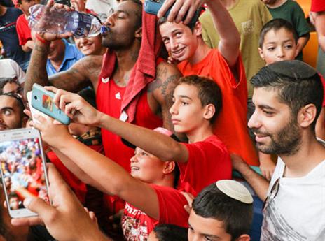 הקהל לא ויתר על סלפי עם סטודמאייר (דני מרון)