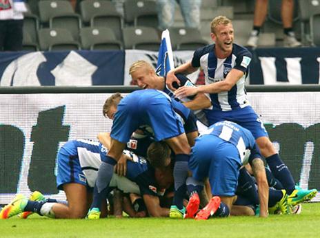 שחקני הרטה ברלין חוגגים ניצחון דרמטי בתוספת הזמן (getty)