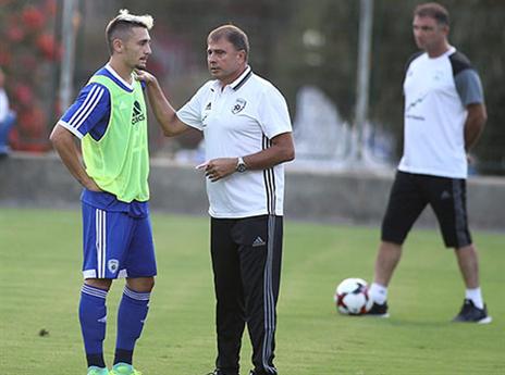 לוי מתחיל להסביר לאצילי מה הוא רוצה (אלן שיבר)