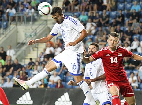 בעל הבית במרכז המגרש (דני מרון(