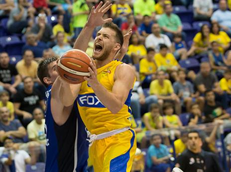 מכבי חזרה בגדול. מקל (עודד קרני)