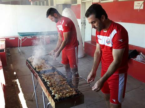 מגרשווילי על המנגל בארוחת הגיבוש