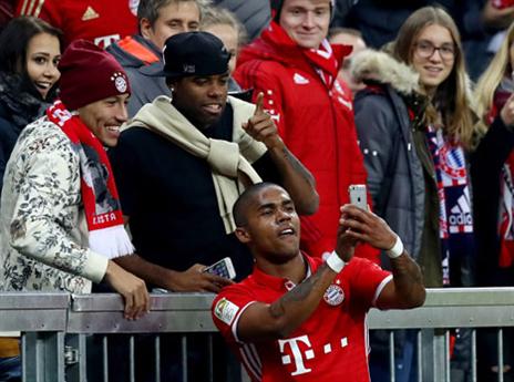 קוסטה והסלפי. באיירן חזרה לנצח (gettyimages)