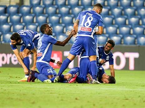 שחקני פ"ת חוגגים מקום שני