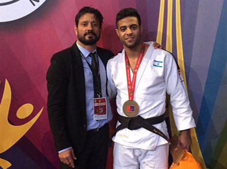 חזר למזרן לצד מאמנו. מוקי וסמדג'ה