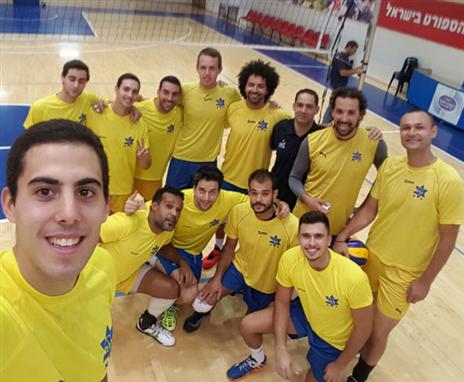 סלפי הניצחון של שחקני מכבי ת"א (איגוד הכדורעף)