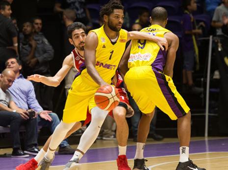 טימור מתקשה מול חולון. "לא הגענו למשחק" (צילום: מנהלת הליגה)