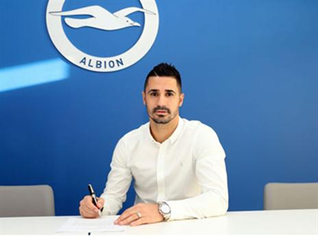 לא חשב פעמיים כשקיבל את ההצעה. כיאל חותם על החוזה (ברייטון)