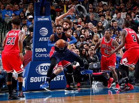 גבר עליהם. מת'יוס מוקף בשחקני שיקגו (gettyimages)