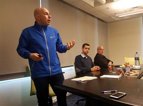 אתסרון הרצה לנוכחים