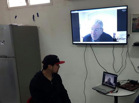 שיחת הסקייפ עם כץ בתום האימון (צילום: דוברות הפועל חיפה)