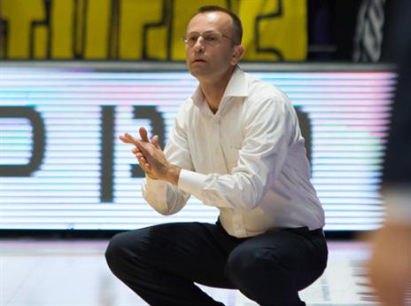 החמיא לשחקנים. שמיר (מנהלת הליגה)