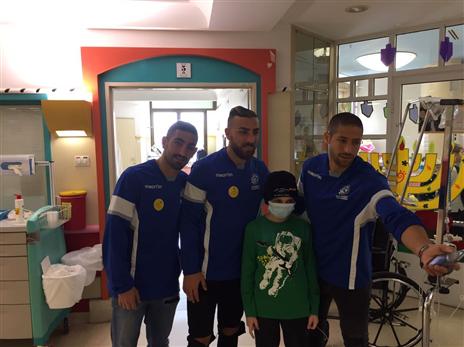 שחקני מכבי פ"ת בביה"ח שניידר. למען מטרה טובה