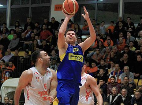 עוד משחק שמסתבך. פניני (אלן שיבר)