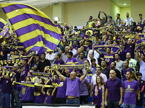 אוהדי חולון. מרעידים את אולם הקונכייה