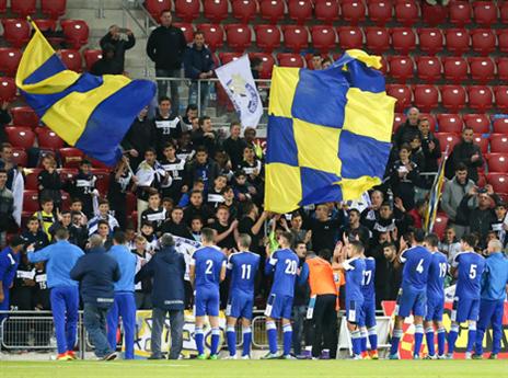 השחקנים של צור שלום הודו לקהל שעשה את הדרך (דני מרון)