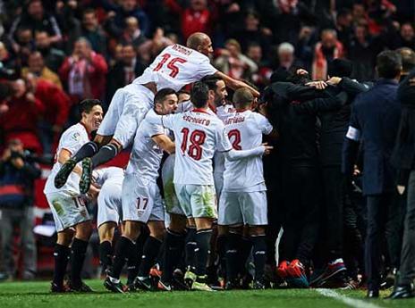 הפעם הם חגגו. שחקני ואוהדי סביליה בעננים (Getty)