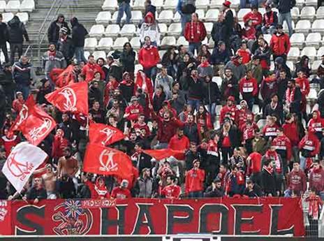 אוהדי הפועל ת"א. "צו 8 עבורם" (צילום: אנצ'ו גוש)