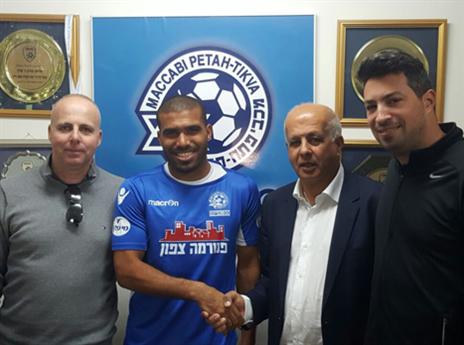 יוצא לדרך חדשה. מגבו