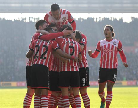 שחקני סאות'המפטון חוגגים ניצחון על האלופה (Getty)