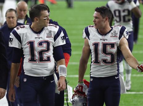 בריידי והוגאן מנסים להבין מה לא עבד בירידה למחצית (Getty)