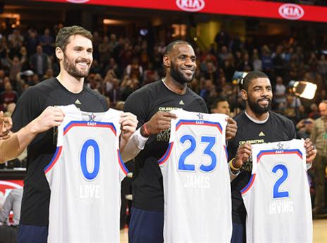 אירווינג, ג'יימס ולאב מקבלים את גופיית האולסטאר שלהם (getty)