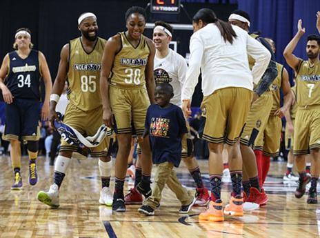 ריגש את כולם. רוברטסון והשחקנים (getty)