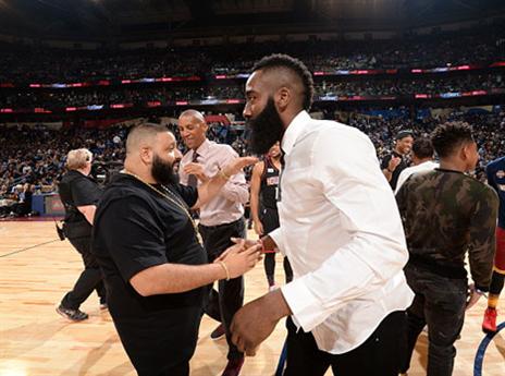 ג'יימס הארדן ודי.ג'יי חאלד (getty)