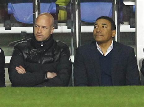 קרויף עם וידיגאל. כנראה יישאר על הספסל עד סוף העונה (אלן שיבר)