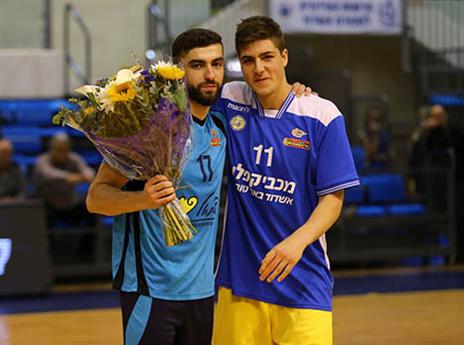 נאור שרון מקבל פרחים מאדם אריאל ואשדוד האקסית (מנהלת הליגה)