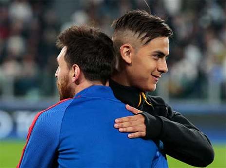 רק אחד מהם יחייך בסוף המשחק. דיבאלה ומסי (Getty)