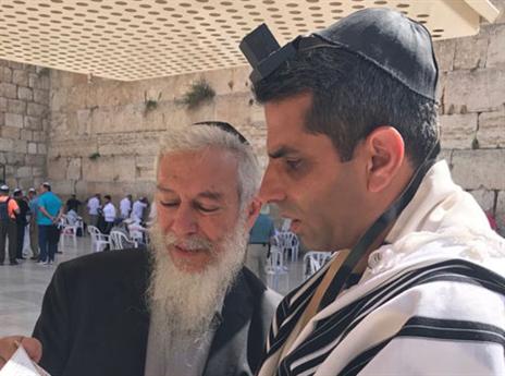 שרון מימר ביקר בכותל יחד עם הרב עמי פייקובסקי