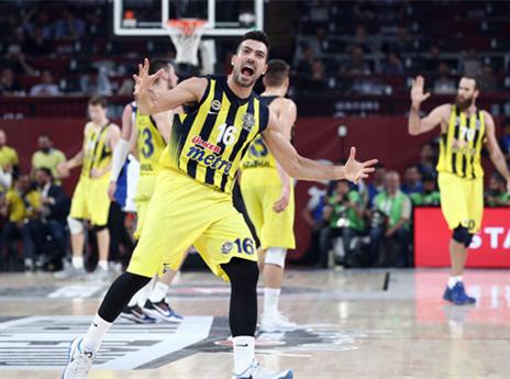 סלוקאס ופנר חוגגים בסיום. ערב ענק באיסטנבול (Getty)