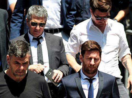 מסי. שני הכוכבים מסתבכים עם הרשויות בספרד (Getty)