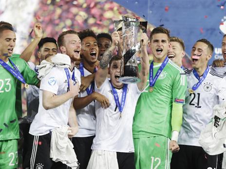 הגרמנים חוגגים עם הגביע (Getty)