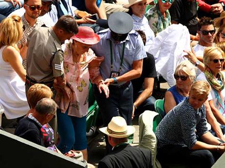 הצופה מקבלת עזרה (Getty)