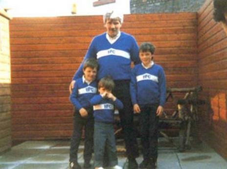 קראגר אהד אברטון בילדותו (צילום: טוויטר)